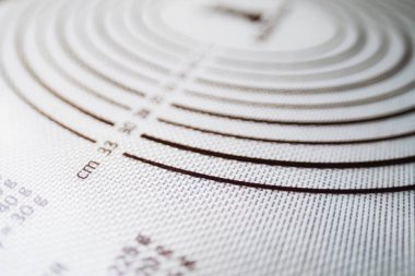 Ölçüm ölçeği ile silikon pişirme paspas. Mutfak için alet.