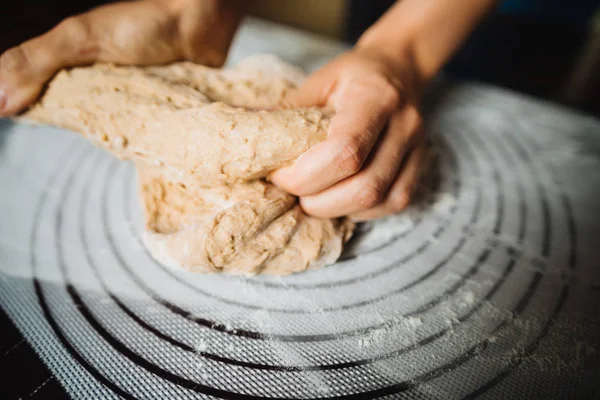 Kadın elleriyle hamur yapmak. Ev yapımı. Ekmek hazırlama