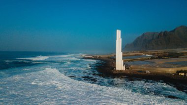 Punta del Hidalgo deniz feneri. Okyanus manzaralı peyzaj. Günbatımı.