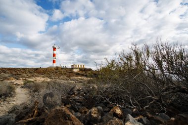Punta Abona deniz feneri. Okyanusa bakan manzara. Günbatımı. Su parlak. Tenerife Island, İspanya