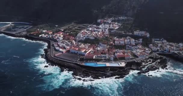 Garachico vesnice na pobřeží Atlantského oceánu na ostrově Tenerife ve Španělsku — Stock video