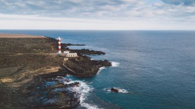 Punta Abona deniz feneri. Okyanusa bakan manzara. Günbatımı. Su parlak. Hava. Tenerife Island, İspanya