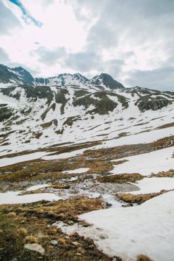 Kar dağlardan eriyor ve derede akıyor, yakın. Bir nehirde buz altından akar su ayrıntılı bir görünüm.