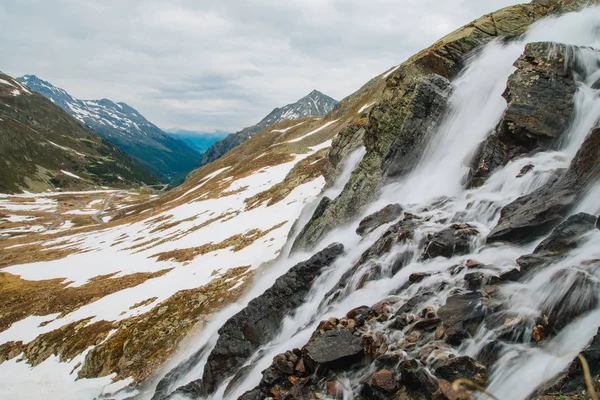 Альпійський водоспад у горах. Альпи. Сніг. Зображення плакату . — стокове фото