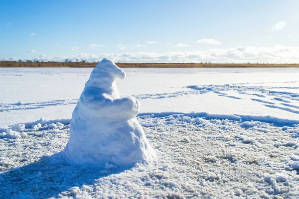 Скульптура Гомункула Локсодонта Созданная Снега Фоне Голубого Неба Крупный План — стоковое фото