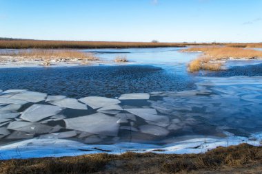 Eriyen buz. Bahar buzu nehirde sürükleniyor.