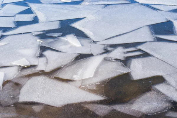 融化的冰 春天的冰在河上漂流 冰特写 — 图库照片