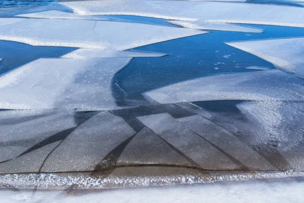 氷を溶かす 川に春の氷のドリフト 氷のクローズアップ — ストック写真
