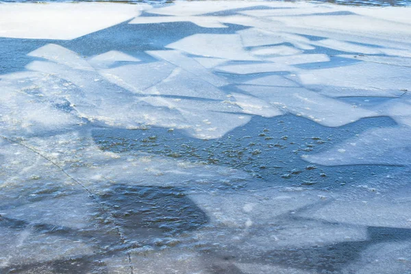 氷を溶かす 川に春の氷のドリフト 氷のクローズアップ — ストック写真
