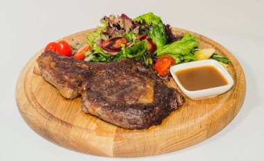 sebze ile iyi kızarmış sulu biftek 