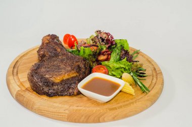 sebze ile iyi kızarmış sulu biftek 