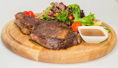 sebze ile iyi kızarmış sulu biftek 