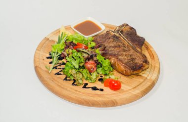 sebze ile iyi kızarmış sulu biftek 