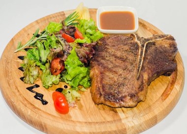 sebze ile iyi kızarmış sulu biftek 