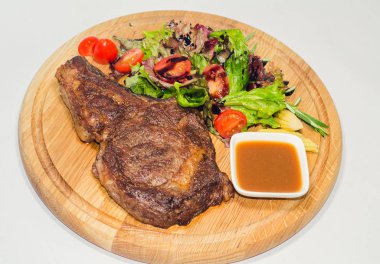 sebze ile iyi kızarmış sulu biftek 