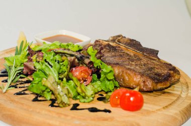 sebze ile iyi kızarmış sulu biftek 