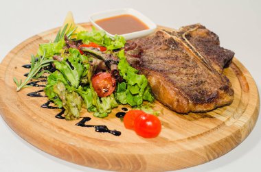 sebze ile iyi kızarmış sulu biftek 