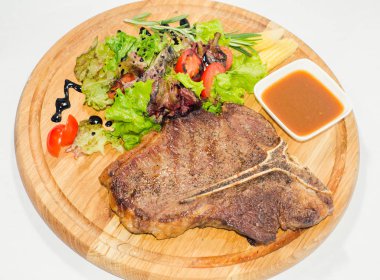 sebze ile iyi kızarmış sulu biftek 