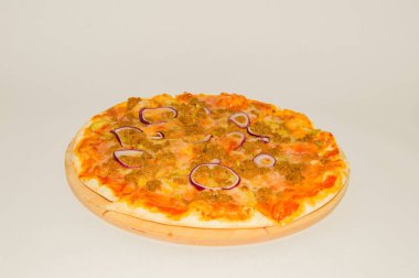 beyaz zemin üzerine kıyılmış et ve soğan halkaları pizza