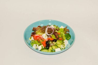 sebze peynir ve beyaz zemin üzerine yeşillik salatası