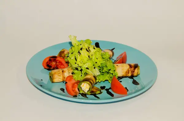 チーズと野菜の白い背景の上に揚げたズッキーニ — ストック写真