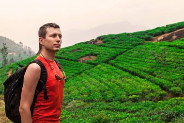 Genç adam çay plantasyon ve güzel manzara. Sri-Lanka
