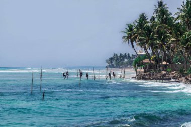 Sri-Lanka okyanus üzerinde Balıkçılar