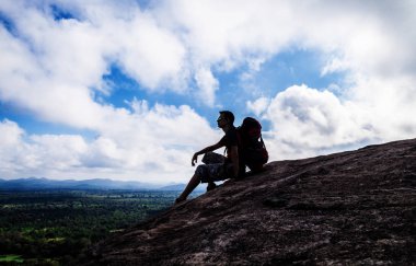 Backpacker üst kısmında dağ Pidurangala, Sri Lanka