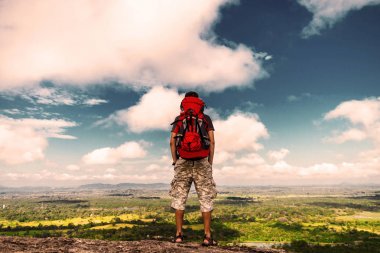 Backpacker dağ Pidurangala Sigirya Rock, Sri-Lanka yakınındaki üst