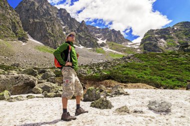 Adam bir turist parça bir göl yakınındaki dağlarda hiking