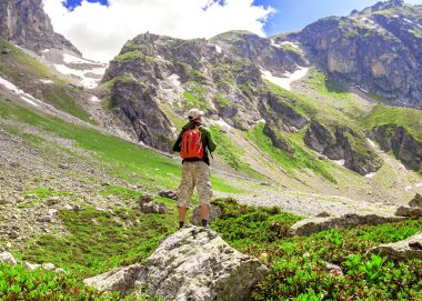 Adam bir turist parça bir göl yakınındaki dağlarda hiking
