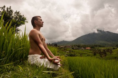 Pirinç tarlaları adam meditasyon