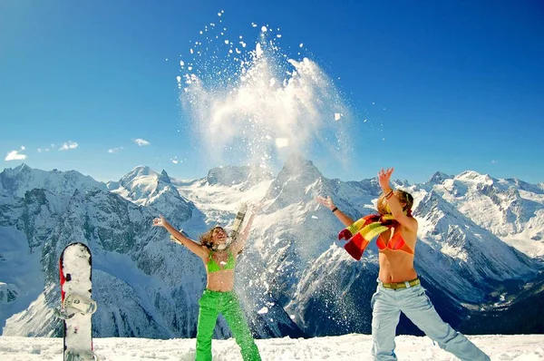 Kvinnor Snowboardåkare Kasta Snö Bergen — Stockfoto