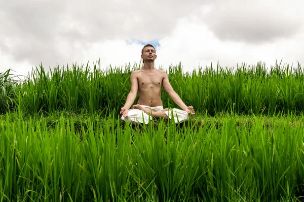 Medytacja mężczyzna na pola ryżu — Zdjęcie stockowe