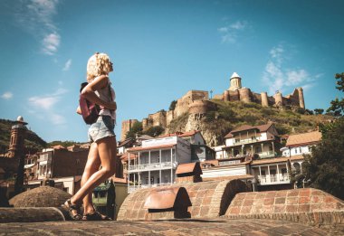 Gürcistan 'ın antik Tiflis bölgesinde Abanotubani ve Narikala Kalesi