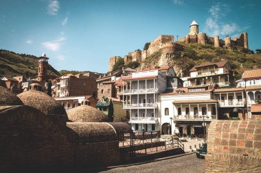 Gürcistan 'ın antik Tiflis bölgesinde Abanotubani ve Narikala Kalesi