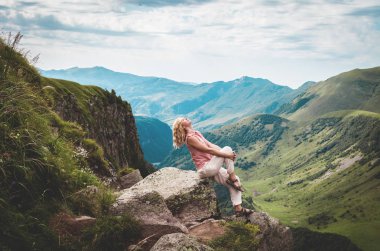 Genç kadın ve Gürcistan'daki dağlar görünümü