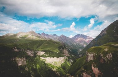 Gürcistan'daki dağlar görünümü