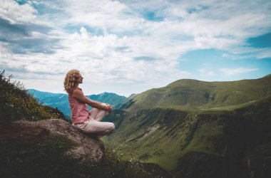 Genç kadın ve Gürcistan'daki dağlar görünümü