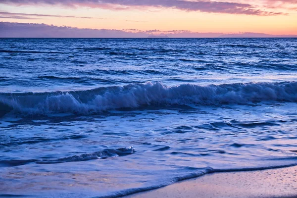 Kapalı dalgalarla Marbella 'da gün batımı — Stok fotoğraf