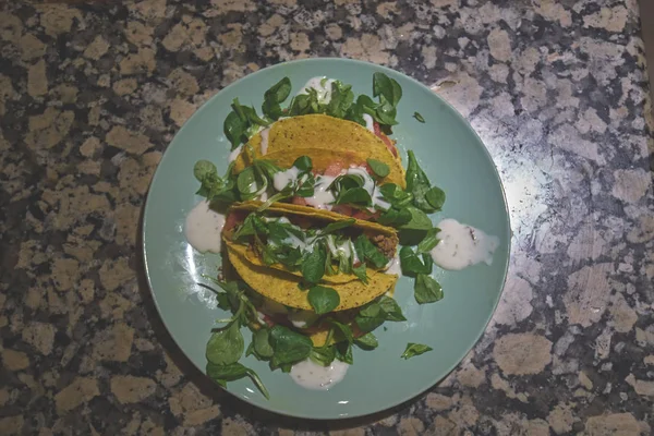 Tacos nourriture en assiette verte — Photo