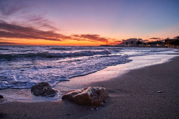 Marbella 'da gün batımı. Önünde güzel kayalar var. — Stok fotoğraf