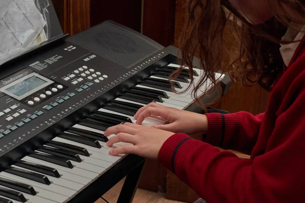 Ragazza che suona il pianoforte nella sua casa — Foto Stock