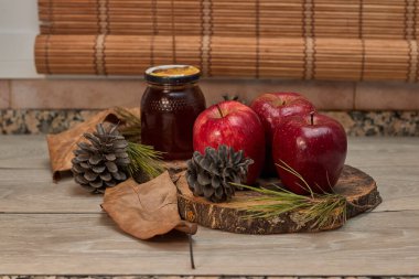 Elma, bal ve tarçınla fırında.