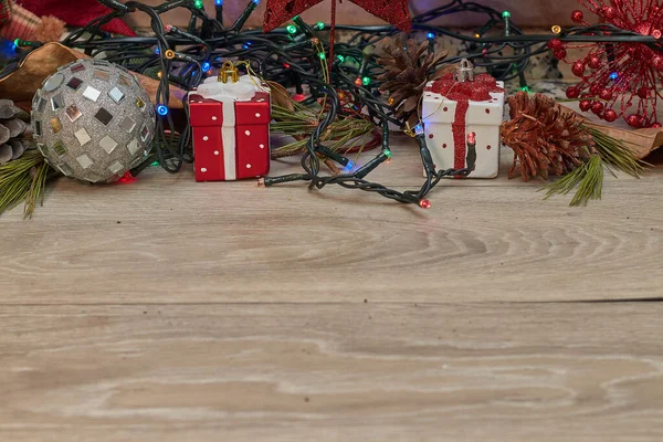 Рождественские украшения над деревом, подарки — стоковое фото