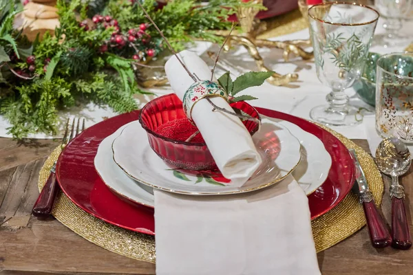 Karácsonyi vacsora poharakkal és díszekkel — Stock Fotó