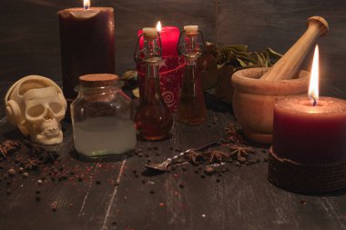 Mumlu kara büyü için doğal bitkilerin iksiri.