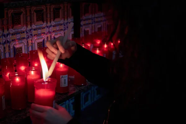 在Olvera隐居区点燃红色蜡烛的女孩 — 图库照片