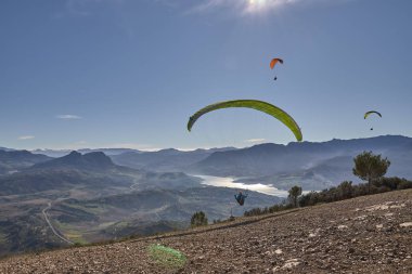 Lija Cadiz 'de yamaç paraşütü yapan adam.