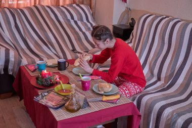 25 Aralık sabahı Noel kahvaltısı, ekmek, domates